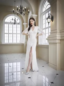 Elegante vestido largo ajustado de encaje blanco con cuello en V y abertura alta boda
