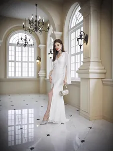 Elegante vestido de dama de honor de encaje blanco con cuello en V y mangas largas abiertas
