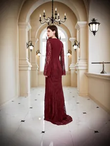 Elegante vestido de noche de encaje granate con mangas largas de campana y corte de sirena