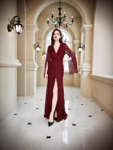 Elegante vestido de noche de encaje rojo vino con escote en V y mangas abiertas para bodas