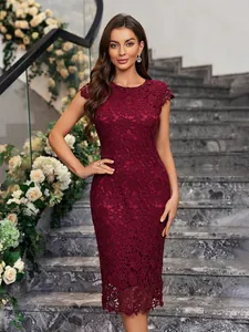 Elegante abito midi a tubino in pizzo bordeaux con vestibilità slim per eventi formali.