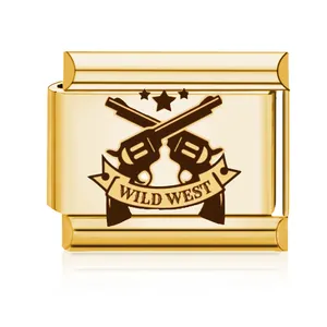 Detail eines vergoldeten italienischen Charms mit Wild-West-Pistolen-Design.