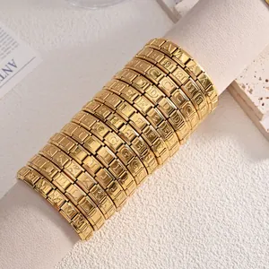 Detailansicht vergoldeter italienischer Modular-Armbänder aus Edelstahl mit Buchstaben