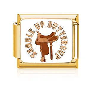 Vergoldeter italienischer Charm mit Sattel und „Saddle Up Buttercup“-Text, Detailansicht