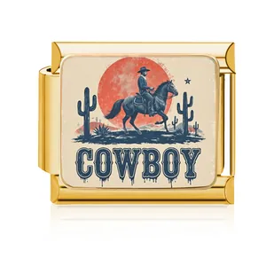 Detailansicht eines vergoldeten italienischen Charms aus Edelstahl mit Cowboy-Motiv