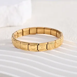 Hochwertige Detailaufnahme eines goldenen italienischen Modulararmbands mit C-Gravuren