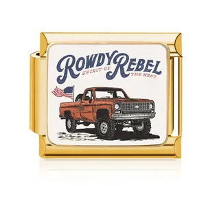 Detailansicht eines vergoldeten italienischen Charms mit Vintage-Pickup und Rowdy Rebel Aufdruck