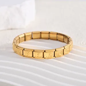 Detailansicht eines vergoldeten Edelstahl-Italien-Modular-Armbandes mit F-Anhängern