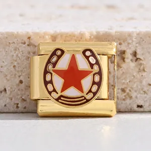 Nahaufnahme des vergoldeten italienischen Armband-Glieds mit rotem Stern und Hufeisen