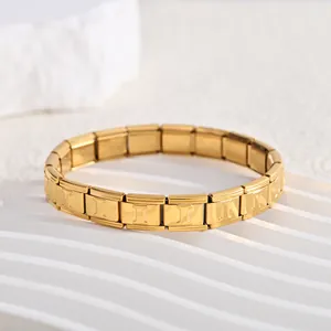 Detailansicht eines vergoldeten italienischen Gliederkettenarmbands aus Edelstahl
