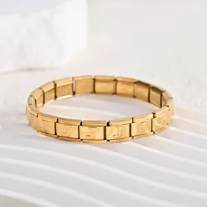 Detaillierte Makroansicht eines vergoldeten italienischen Modular-Armbands aus Edelstahl, Buchstabe J