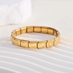 Nahaufnahme des vergoldeten italienischen Charm-Armbands mit geprägtem Buchstaben L