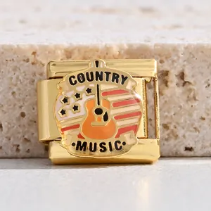 Detail eines vergoldeten Country-Musik-Gitarrenanhängers für DIY-Armbänder im italienischen Stil