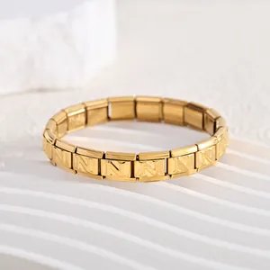Nahaufnahme eines vergoldeten Edelstahl-Armbands im italienischen Modul-Stil mit N-Muster