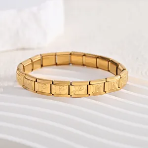 Nahaufnahme eines vergoldeten italienischen Charm-Armbands aus Edelstahl mit P-Gravur
