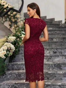 Vista posteriore dettagliata di un abito midi in pizzo bordeaux con eleganti motivi floreali