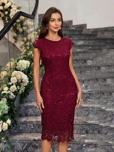 Elegante abito a tubino in pizzo bordeaux indossato da una modella su scale di marmo bianco
