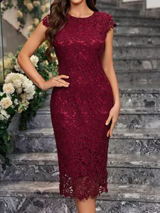 Elegante abito a matita in pizzo rosso vino con design slim fit e silhouette bodycon