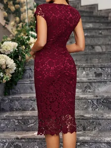 Elegante abito a matita in pizzo bordeaux attillato con ricami floreali vista posteriore