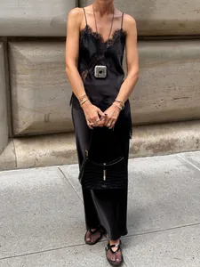 Elegantes schwarzes Satin-Unterhemd mit asymmetrischem Spitzenbesatz für den Sommer