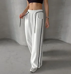Vue détaillée du pantalon de jogging blanc à taille haute pour femmes avec rayures