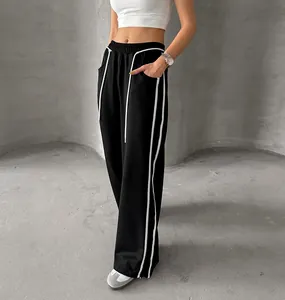 Vue détaillée du pantalon de jogging noir avec rayures blanches latérales et cordon de serrage