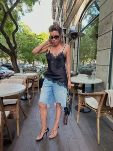 Elegantes schwarzes asymmetrisches Spitzen-Camisole für schicke Sommer-Streetstyle-Outfits