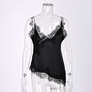 Detailansicht des schwarzen asymmetrischen Camisole mit zarter Wimpernspitze und Satin-Finish