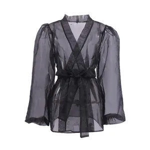 Dettaglio di un'elegante camicia a portafoglio in mesh nero trasparente di alta qualità