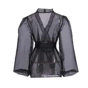 Vista dettagliata del retro di una camicia nera in rete trasparente con la cintura