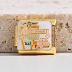 Detail eines vergoldeten modularen Charms mit farbenfrohem Wild West Emaille-Muster.