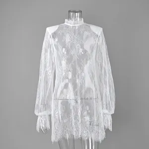 Vue détaillée du tissu en dentelle florale transparente blanche sur cette robe mini