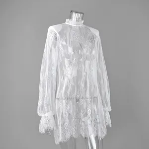 Robe élégante en dentelle florale blanche avec col montant et longues manches évasées.
