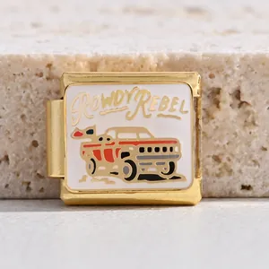 Detailaufnahme des vergoldeten italienischen Edelstahl-Charms mit Rowdy Rebel Truck.