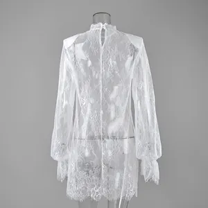 Vue arrière d'une robe en dentelle blanche à manches longues sur un mannequin