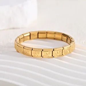Detailansicht eines vergoldeten italienischen Bettelarmbands mit W-geprägten Gliedern