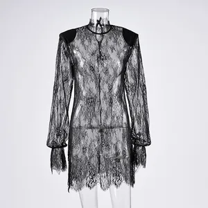 Vue détaillée d'une élégante robe courte en dentelle noire transparente à col montant.