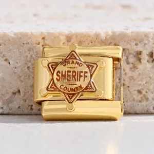 Detailansicht eines vergoldeten italienischen Charms mit Sheriff-Stern