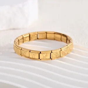 Detailaufnahme eines vergoldeten italienischen Charm-Armbands aus Edelstahl mit Y-Gravur