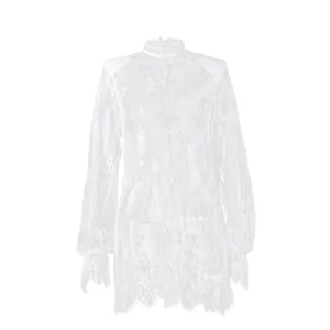 Gros plan détaillé montrant les motifs complexes de dentelle florale blanche de cette robe.