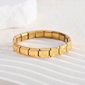 Nahaufnahme eines vergoldeten italienischen Modulararmbands aus Edelstahl mit Z-Muster