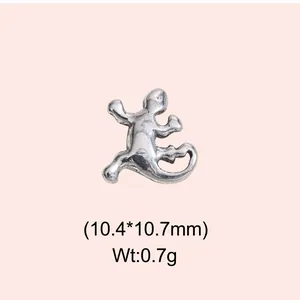 Detailed view of silver gecko pendant charm, dimensions 10.4x10.7mm, weight 0.7g