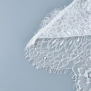 Détail de la dentelle à cils florale blanche exquise pour des robes élégantes