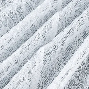Gros plan sur un élégant tissu en dentelle florale blanche avec des motifs de maille fins