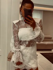 Robe courte élégante en dentelle blanche avec col montant et manches longues en mesh