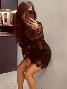 Gros plan sur une robe en dentelle noire transparente à manches longues et col montant élégant