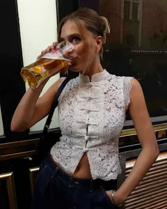 Gros plan d'une chemise sans manches en dentelle blanche avec boutons traditionnels