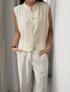 Detailansicht der cremefarbenen Retro-Weste im chinesischen Stil mit Stehkragen und Knebelknöpfen