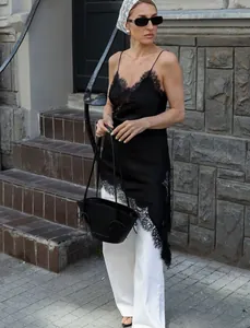 Robe caraco élégante en satin noir avec de délicats détails de dentelle florale.