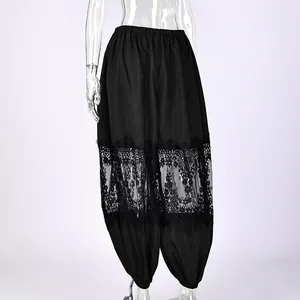 Vista dettagliata dei pantaloni larghi neri da donna con elegante design in pizzo